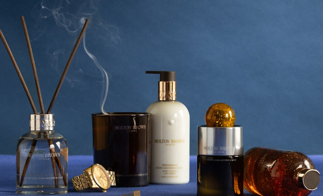 &Eta; Molton Brown &pi;&alpha;&rho;&omicron;&upsilon;&sigma;&#943;&alpha;&sigma;&epsilon; &tau;&omicron; Mesmerising Oudh Accord Gold &sigma;&epsilon; &#941;&nu;&alpha; &mu;&a