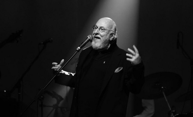 Διονύσης Σαββόπουλος: Συγκλονίζουν τα μηνύματα για τον θάνατο του σπουδαίου τραγουδοποιού