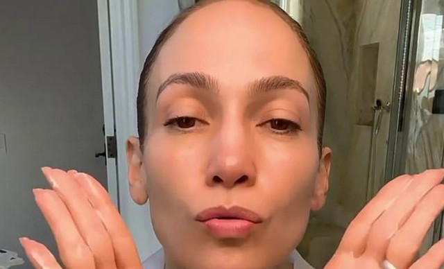 Jennifer Lopez: Αποκαλύπτει βήμα – βήμα την διασκεδαστική της ρουτίνα περιποίησης (ΒΙΝΤΕΟ)