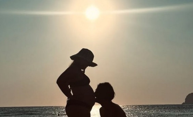 Γνωστή Ελληνίδα ηθοποιός φωτογραφίζεται με φουσκωμένη κοιλιά – Η τρυφερή κίνηση του συζύγου της