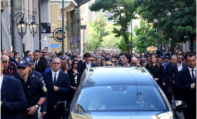 Κηδεία Σαββόπουλου: Ολοκληρώθηκε η ταφή με το «Ας αρχίσουν οι χοροί»