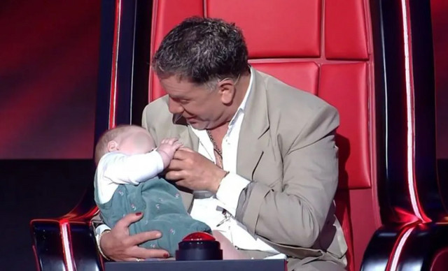 Ο Γιώργος Μαζωνάκης έγινε babysitter! Η τρυφερή στιγμή με το μωρό παίκτριας