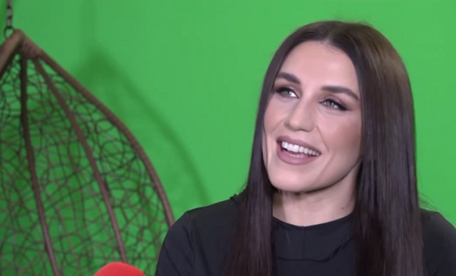 Ιουλία Καλλιμάνη: Η πρώτη της αντίδραση στις κάμερες για το περιστατικό με το θαμώνα μαγαζιού