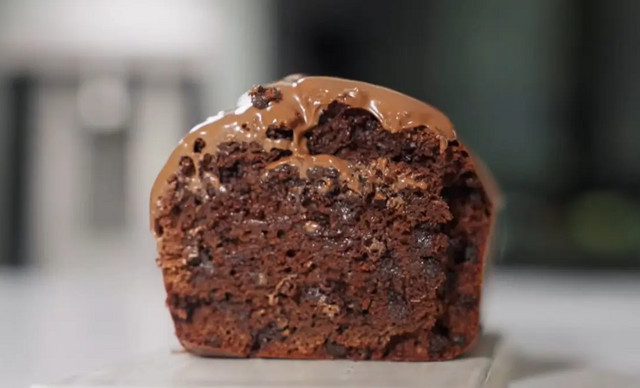 Συνταγή για κέικ σοκολάτας με μόλις 4 υλικά