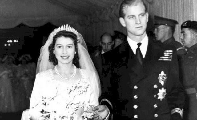 Βασίλισσα Ελισάβετ: Οι αυστηροί κανόνες στα γεύματά της και ο λόγος που δεν έτρωγε με τον Φίλιππο