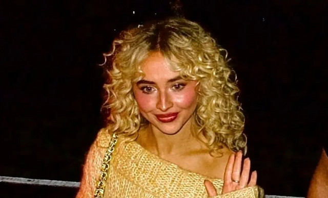 Πουλόβερ: Πως η Sabrina Carpenter το φόρεσε με 80s style