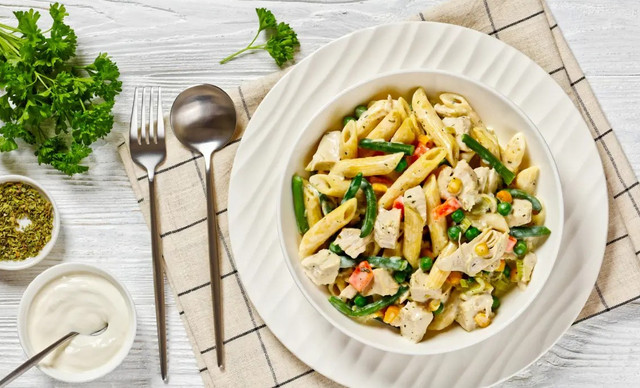 Λαχταριστή συνταγή για χορταστική σαλάτα με ζυμαρικά και κοτόπουλο