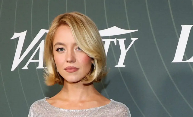 H τρομερά αποκαλυπτική εμφάνιση της Σίντνεϊ Σουίνι στο κόκκινο χαλί (ΦΩΤΟ)