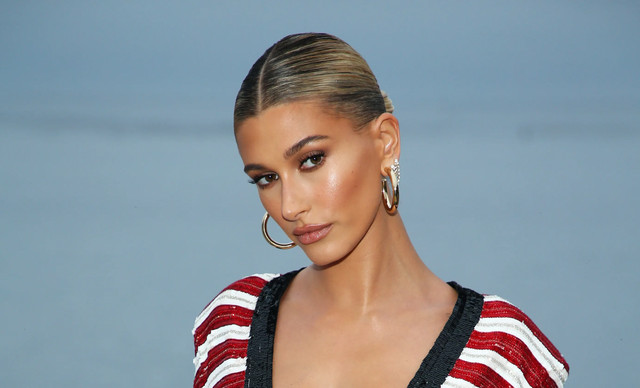 Hailey Bieber: Μόνο αυτή μπορεί να φορέσει το χειρότερο trend των 00s τόσο θεαματικά (ΦΩΤΟ)