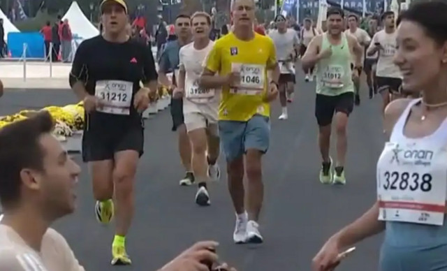 Μαραθώνιος Αθήνας 2025: Πρόταση γάμου γονατιστός στον τερματισμό των 10 χλμ
