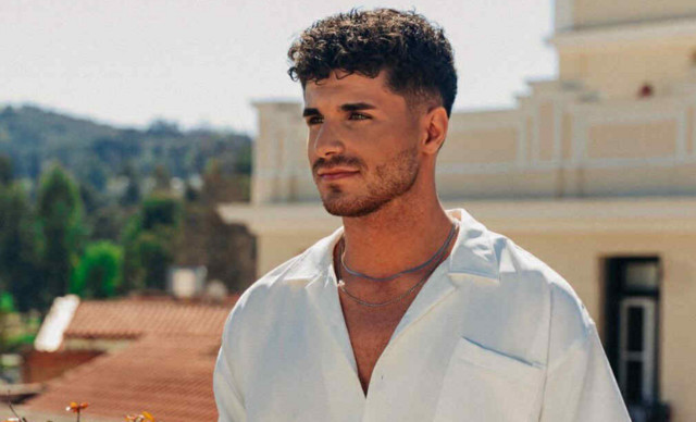 Ο Stef μας συστήνεται με το πρώτο του τραγούδι με τίτλο «Λιώνω»