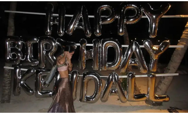 Κένταλ Τζένερ: Γιόρτασε τα 30ά γενέθλιά της με ένα πάρτι-υπερπαραγωγή στην παραλία (ΦΩΤΟ)