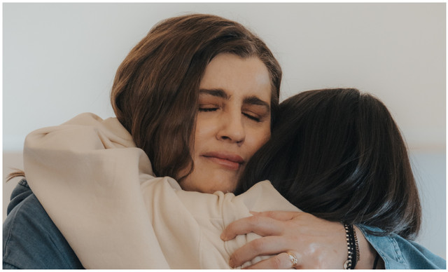 «Να με λες μαμά»: Ένα ταξίδι ζωής, όταν η αγάπη γίνεται καταφύγιο και προορισμός