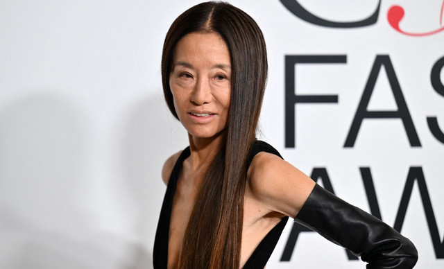 Βέρα Γουάνγκ: Eμφανίστηκε με μικροσκοπικό τοπ στα 76 της (ΦΩΤΟ)