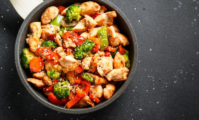 Νόστιμη συνταγή για κοτόπουλο με μπρόκολο, σουσάμι και σάλτσα σόγιας
