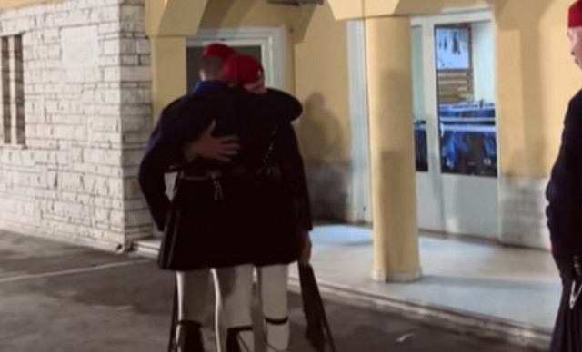 Εύζωνες συγκινούνται μετά την τελευταία τους υπηρεσία στην Προεδρική Φρουρά