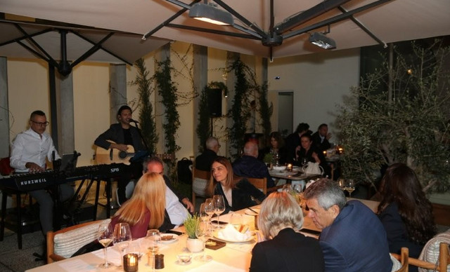 Wine Dine &mu;&epsilon; &mu;&epsilon;&gamma;&#940;&lambda;&eta; &epsilon;&pi;&iota;&tau;&upsilon;&chi;&#943;&alpha; &gamma;&iota;&alpha; &tau;&eta; &sigma;&tau;&am