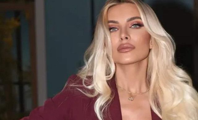 Η Κατερίνα Καινούργιου δείχνει για πρώτη φορά τη φουσκωμένη κοιλίτσα της μπροστά στο χριστουγεννιάτικο δέντρο (ΦΩΤΟ)