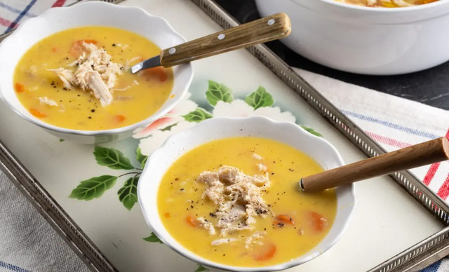 Συνταγή για παραδοσιακή κοτόσουπα με βελούδινη υφή για τις κρύες μέρες του χειμώνα