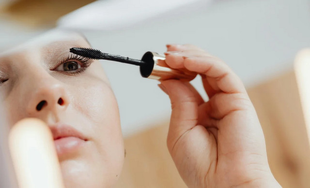 Μάσκαρα: Τα μυστικά για μακριές, εντυπωσιακές και αψεγάδιαστες βλεφαρίδες