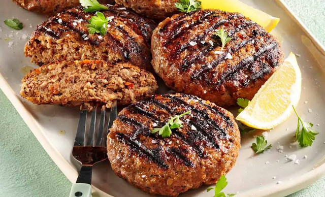 Τα πιο εύκολα και πεντανόστιμα μπιφτέκια με λαχανικά – έτοιμα σε λίγα λεπτά!