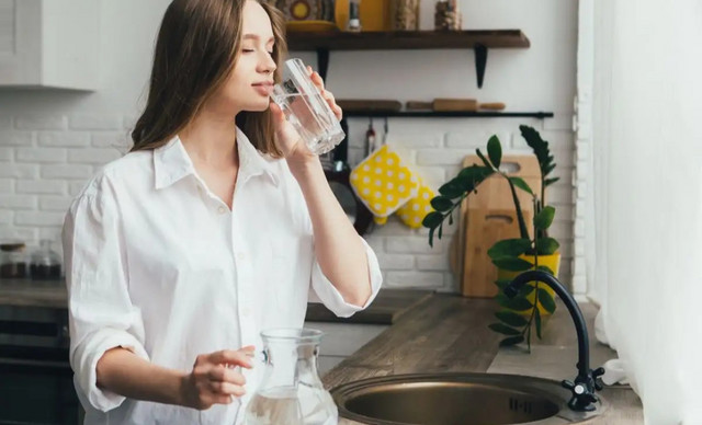 Έξυπνα tips για να πίνεις περισσότερο νερό όταν πέφτει η θερμοκρασία