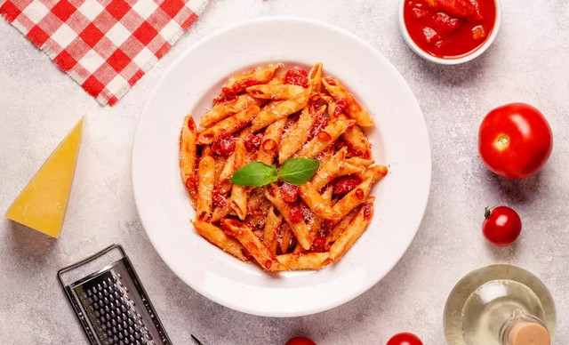 Νόστιμη συνταγή για ζυμαρικά αραμπιάτα για το βράδυ του Σάββατου