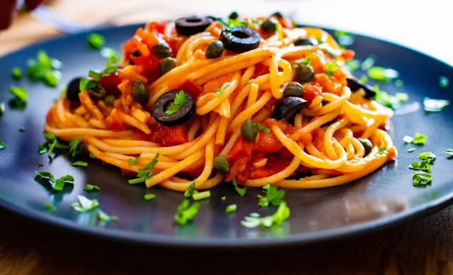 Νόστιμη συνταγή για spaghetti με ελιές και κάπαρη