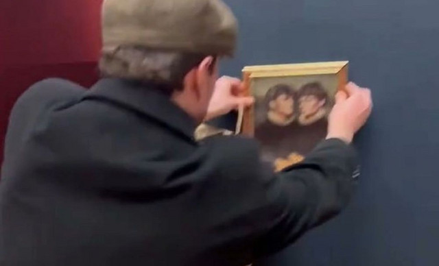 Τik Tokers «ξεγέλασαν» την ασφάλεια του Λούβρου και κρέμασαν το πορτρέτο τους δίπλα στη Μόνα Λίζα (ΒΙΝΤΕΟ)