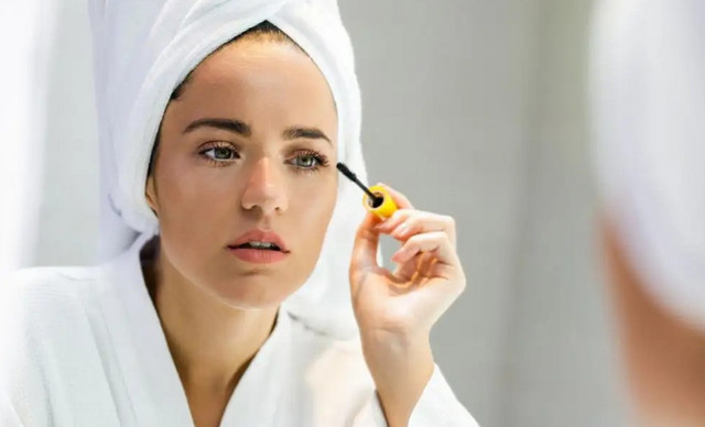 Πλούσιες βλεφαρίδες με βαζελίνη: H νέα τάση ομορφιάς που κατακλύζει τα social media