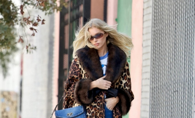 To blue jean σου απογειώνεται με αυτό το χρώμα παπουτσιών φέτος