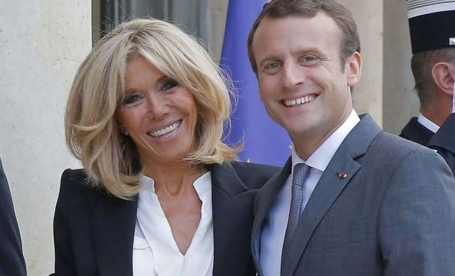 Μπριζίτ Μακρόν: Σάλος για το «βρωμιάρες σκύλες» κατά ακτιβιστριών που διαμαρτύρονταν έξω από θέατρο