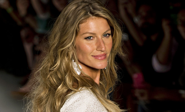 Η Ζιζέλ επέστρεψε στις φωτογραφίσεις με μαγιό 10 μήνες μετά τη γέννηση του γιου της