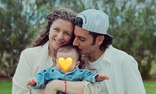 Baby Boom! &Beta;&alpha;&sigma;ί&lambda;&eta;&sigmaf; &Chi;&alpha;&rho;&alpha;&lambda;ά&mu;&pi;&omicron;&upsilon;&sigmaf; &ndash; &Nu;ί&kappa;&eta; &Delta;&rho;&alpha;&gamma;&omicron;ύ&mu;&eta;: &Eta; &pi;&rho;ώ&tau;&eta; &phi;&omega;&tau;&omicron;&gamma;&rho;&alpha;&phi;ί&alpha; &tau;&omicron;&upsilon; &delta;&epsilon;ύ&tau;&epsilon;&rho;&omicron;&upsilon; &pi;&alpha;&iota;&delta;&iota;&omicron;ύ &tau;&omicron;&upsilon;&sigmaf;