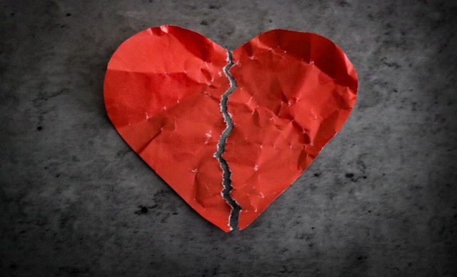 &Alpha;&pi;&rho;ό&sigma;&mu;&epsilon;&nu;&omicron;&sigmaf; &chi;&omega;&rho;&iota;&sigma;&mu;ό&sigmaf; &sigma;&tau;&eta; Showbiz: &Tau;έ&lambda;&omicron;&sigmaf; &sigma;&tau;&eta; &sigma;&chi;έ&sigma;&eta; &tau;&omicron;&upsilon;&sigmaf; &mu;&epsilon;&tau;ά &alpha;&pi;ό 9 &chi;&rho;ό&nu;&iota;&alpha; έ&rho;&omega;&tau;&alpha; &kappa;&alpha;&iota; έ&nu;&alpha; &pi;&alpha;&iota;&delta;ί- T&iota; &sigma;&upsilon;&nu;έ&beta;&eta;