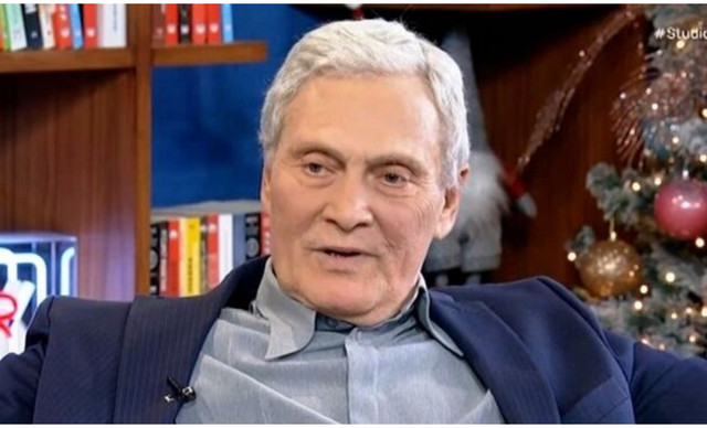 &Pi;έ&theta;&alpha;&nu;&epsilon; &omicron; Έ&lambda;&lambda;&eta;&nu;&alpha;&sigmaf; &eta;&theta;&omicron;&pi;&omicron;&iota;ό&sigmaf; &Alpha;&lambda;&mu;&pi;έ&rho;&tau;&omicron; &Epsilon;&sigma;&kappa;&epsilon;&nu;ά&zeta;&upsilon; &sigma;&epsilon; &eta;&lambda;&iota;&kappa;ί&alpha; 73 &epsilon;&tau;ώ&nu;