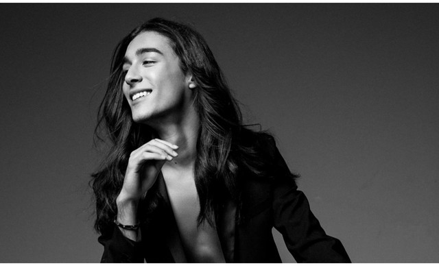 Andreas Abasaid: &Pi;&alpha;&rho;&omicron;&upsilon;&sigma;&iota;ά&zeta;&epsilon;&iota; &tau;&omicron; &nu;έ&omicron; &tau;&omicron;&upsilon; &epsilon;&lambda;&lambda;&eta;&nu;&iota;&kappa;ό single &laquo;&Pi;ό&sigma;&omicron; &Theta;&epsilon;&sigmaf;&raquo;