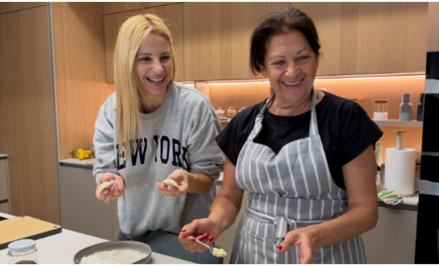 Χριστιάνα Αριστοτέλους: Εν δράσει στην κουζίνα με τη μαμά της