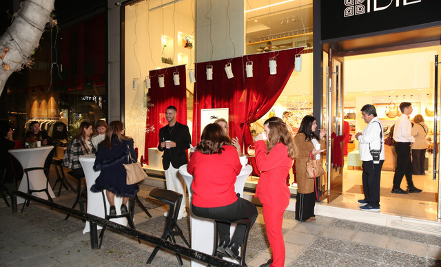 H boutique IDIL &upsilon;&pi;&omicron;&delta;έ&chi;&tau;&eta;&kappa;&epsilon; &tau;&eta; &mu;&alpha;&gamma;&epsilon;ί&alpha; &tau;&omega;&nu; &gamma;&iota;&omicron;&rho;&tau;ώ&nu; &sigma;&tau;&eta; &Lambda;&epsilon;&upsilon;&kappa;&omega;&sigma;ί&alpha; &mu;&epsilon; έ&nu;&alpha; &epsilon;&nu;&tau;&upsilon;&pi;&omega;&sigma;&iota;&alpha;&kappa;ό event &gamma;&epsilon;&mu;ά&tau;&omicron; &lambda;ά&mu;&psi;&eta;