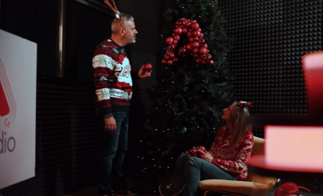 Couple Trouble: Ο καυγάς για το Χριστουγεννιάτικο δέντρο είναι… ότι πιο γλυκό είδες