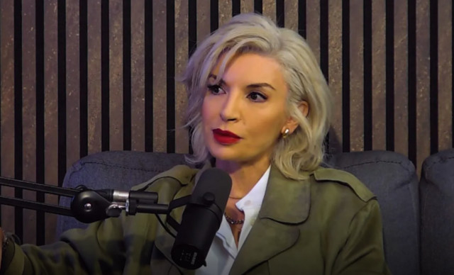 M&alpha;&rho;ί&alpha; &Iota;&omega;ά&nu;&nu;&omicron;&upsilon;: &Alpha;&pi;&omicron;&kappa;ά&lambda;&upsilon;&psi;&epsilon; &pi;&omicron;&upsilon; &epsilon;ί&nu;&alpha;&iota; &omicron; &theta;&epsilon;ί&omicron;&sigmaf; &pi;&omicron;&upsilon; &tau;&eta;&nu; &kappa;&alpha;&kappa;&omicron;&pi;&omicron;ί&eta;&sigma;&epsilon; &sigma;&epsilon;&xi;&omicron;&upsilon;&alpha;&lambda;&iota;&kappa;ά &kappa;&alpha;&iota; &pi;&omega;&sigmaf; &tau;&omicron; &alpha;&nu;&tau;&iota;&mu;&epsilon;&tau;ώ&pi;&iota;&sigma;&epsilon;