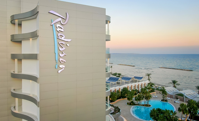 Festive Celebrations στο «Radisson Beach Resort Larnaca» : Μια γιορτινή εμπειρία για όλες τις αισθήσεις