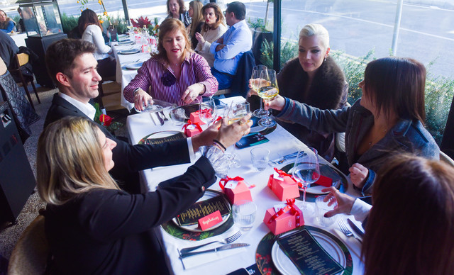 &Pi;&omicron;&iota;&omicron;&upsilon;&sigmaf; &epsilon;ί&delta;&alpha;&mu;&epsilon; &sigma;&tau;&omicron; Christmas Lunch &tau;&omicron;&upsilon; Alpha &Kappa;ύ&pi;&rho;&omicron;&upsilon;;