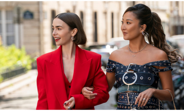 &Lambda;ί&lambda;&iota; &Kappa;ό&lambda;&iota;&nu;&sigmaf;: &Alpha;&pi;&omicron;&kappa;ά&lambda;&upsilon;&psi;&epsilon; &pi;&omicron;&iota;&alpha; &sigma;&kappa;&eta;&nu;ή &tau;&eta;&sigmaf; &laquo;Emily in Paris&raquo; &tau;&eta;&nu; έ&kappa;&alpha;&nu;&epsilon; &nu;&alpha;&hellip; &gamma;&epsilon;&lambda;ά&sigma;&epsilon;&iota; &mu;έ&chi;&rho;&iota; &delta;&alpha;&kappa;&rho;ύ&omega;&nu;