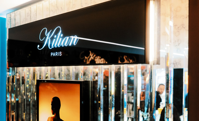 O &omicron;ί&kappa;&omicron;&sigmaf; &alpha;&rho;&omega;&mu;ά&tau;&omega;&nu; KILIAN PARIS &delta;&iota;&omicron;&rho;&gamma;ά&nu;&omega;&sigma;&epsilon; έ&nu;&alpha;&nbsp;&mu;&omicron;&nu;&alpha;&delta;&iota;&kappa;ό party &sigma;&tau;&eta;&nu; Essensium Niche Perfumery