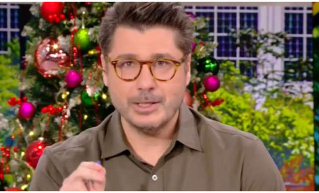 &Sigma;&upsilon;&gamma;&kappa;&lambda;&omicron;&nu;ί&zeta;&epsilon;&iota; &omicron; &Kappa;&omega;&nu;&sigma;&tau;&alpha;&nu;&tau;ά&rho;&alpha;&sigmaf;: &laquo;Έ&rho;&chi;&epsilon;&tau;&alpha;&iota; &kappa;&alpha;&tau;&alpha;&gamma;&gamma;&epsilon;&lambda;ί&alpha; &gamma;&iota;&alpha; &kappa;&alpha;&kappa;&omicron;&pi;&omicron;ί&eta;&sigma;&eta;, &alpha;&phi;&omicron;&rho;ά &pi;&alpha;&sigma;ί&gamma;&nu;&omega;&sigma;&tau;&omicron; &tau;&rho;&alpha;&gamma;&omicron;&upsilon;&delta;&iota;&sigma;&tau;ή&raquo;