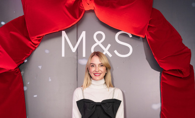 T&alpha; looks &pi;&omicron;&upsilon; έ&gamma;&iota;&nu;&alpha;&nu; talk of the town &sigma;&tau;&omicron; M S event