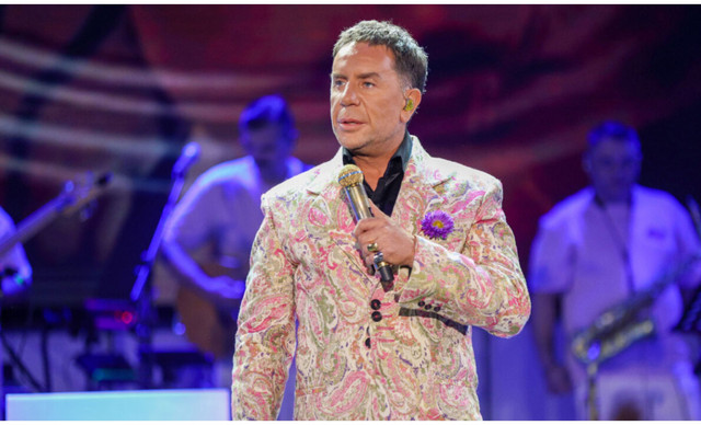 &Omicron; &delta;&iota;&kappa;&eta;&gamma;ό&rho;&omicron;&sigmaf; &tau;&omicron;&upsilon; &Mu;&alpha;&zeta;&omega;&nu;ά&kappa;&eta; &alpha;&pi;&omicron;&kappa;&alpha;&lambda;ύ&pi;&tau;&epsilon;&iota;: &laquo;&Epsilon;&kappa;&beta;&iota;ά&zeta;&epsilon;&tau;&alpha;&iota; &kappa;&alpha;&iota; &kappa;&alpha;&lambda;&epsilon;ί&tau;&alpha;&iota; &nu;&alpha; &kappa;&alpha;&tau;&alpha;&beta;ά&lambda;&epsilon;&iota; &chi;&rho;&eta;&mu;&alpha;&tau;&iota;&kappa;ά &pi;&omicron;&sigma;ά&raquo;