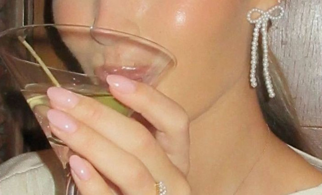 Χριστουγεννιάτικα κοντά νύχια: 5 μανικιούρ για να διαλέξεις