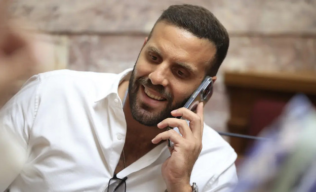 O &Nu;ί&kappa;&omicron;&sigmaf; &Pi;&alpha;&pi;&pi;ά&sigmaf; &alpha;&pi;&alpha;&nu;&tau;ά &pi;&rho;ώ&tau;&eta; &phi;&omicron;&rho;ά &gamma;&iota;&alpha; &tau;&omicron; &pi;&epsilon;&rho;&iota;&sigma;&tau;&alpha;&tau;&iota;&kappa;ό &mu;&epsilon; &tau;&omicron;&nu; &delta;&eta;&mu;&omicron;&sigma;&iota;&omicron;&gamma;&rho;ά&phi;&omicron;